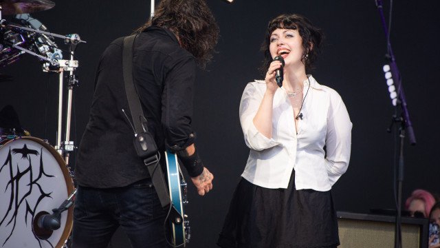 Dave Grohl, vocalista dos Foo Fighters, divide palco com a filha