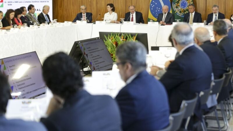 Ministra defende retomada do complexo econômico-industrial da saúde