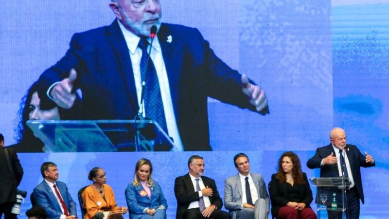 Lula descarta mudanças e diz que ministra Nísia fica na Saúde