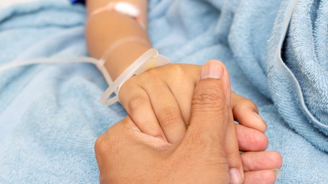 Irmãos de 6 anos e 9 anos saltam de prédio durante visita do Conselho Tutelar