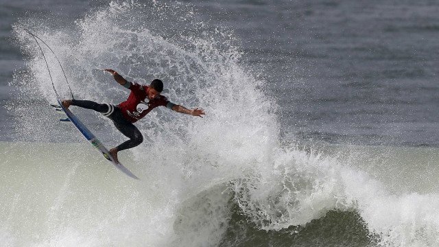 Filipe Toledo confirma vaga olímpica e é campeão em Jeffreys Bay