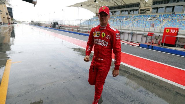 Mick Schumacher pilota Mercedes utilizada por seu pai em festival de automobilismo