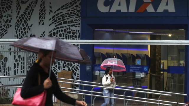Caixa abrirá agências 1 hora mais cedo para renegociar dívidas nesta sexta-feira