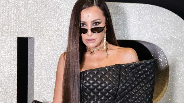 Sabrina Sato faz topless e exibe curvas em hotel na Itália