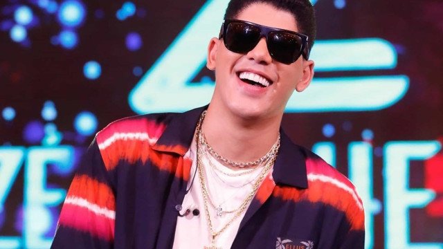 Zé Vaqueiro cancela shows após filho ir para UTI com malformação congênita