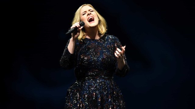 Adele pede que fãs parem de jogar objetos nos artistas em shows