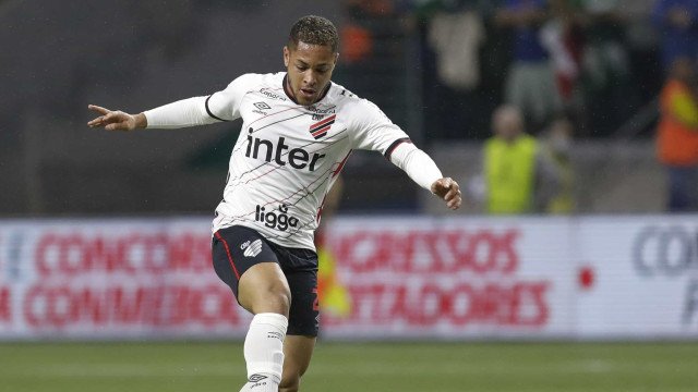 Athletico-PR e Barcelona oficializam transferência de Vitor Roque