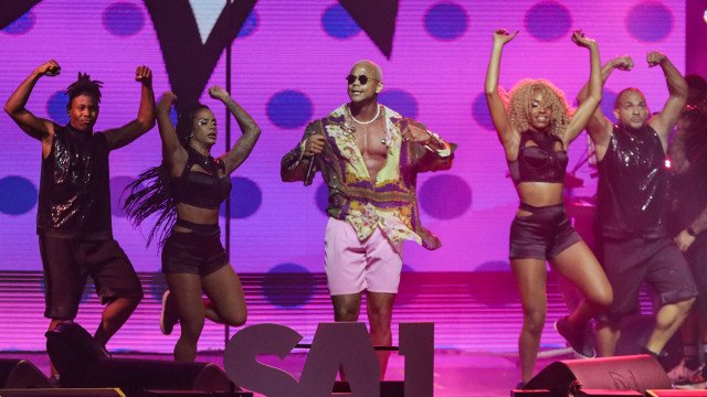 Léo Santana dá bronca em fã que fez gesto obsceno no palco do show