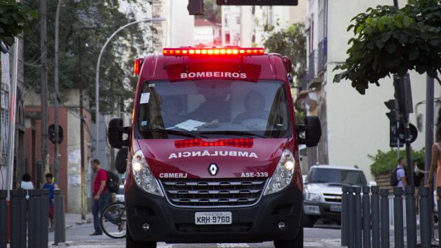 Prédio desaba no Grande Recife e bombeiros realizam buscas