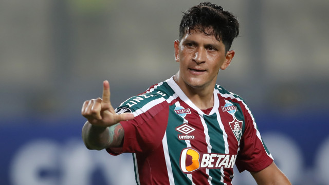 Flu desperdiça pênalti, mas vence Santos com gol de Cano e entra no G-4