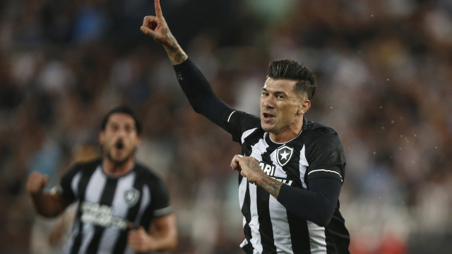 Com técnicos interinos, Botafogo e Vasco fazem clássico no Engenhão