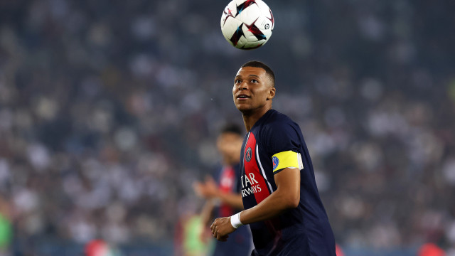 Mbappé fala sobre ganhar a Bola de Ouro e diz que jogar no PSG ‘não ajuda muito’