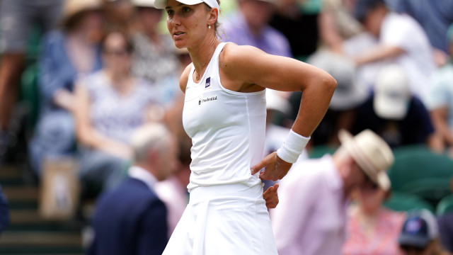 Bia Haddad sente dor nas costas e abandona oitavas de Wimbledon em lágrimas
