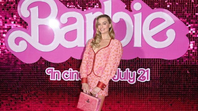 Margot Robbie troca o rosa de ‘Barbie’ por vestido vermelho em première em Londres