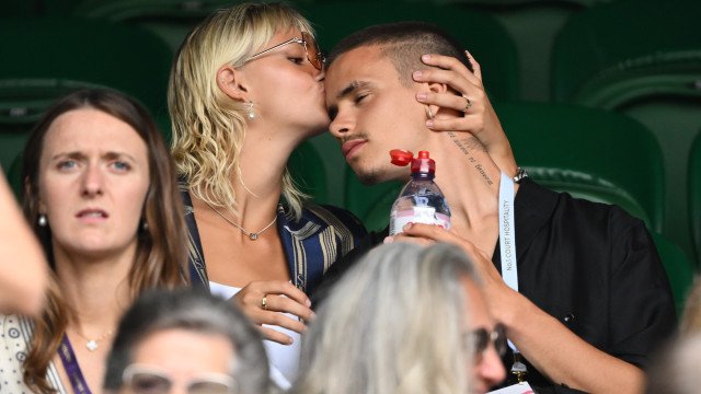 Romeo Beckham e Mia Regan namoram em Wimbledon