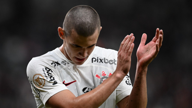 Corinthians dá aumento de salário e estende contrato do volante Moscardo