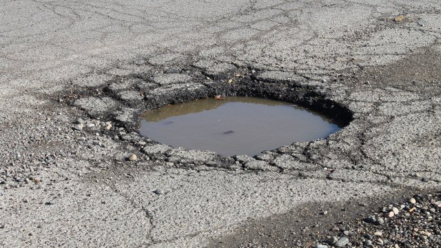 Capital de SP é condenada a pagar R$ 20 mil a mulher que caiu em buraco