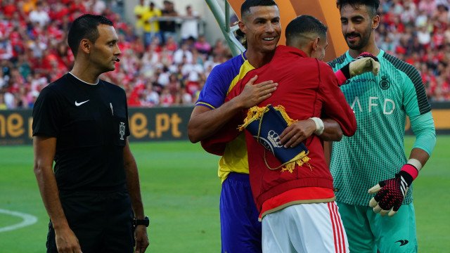 Di María aplica chapéu em Cristiano Ronaldo e português apela em amistoso