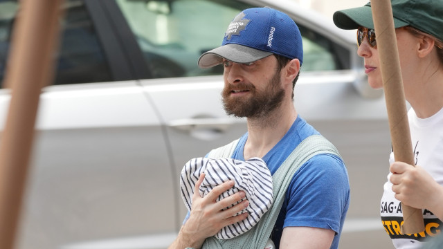 Daniel Radcliffe chega em manifestação com filho no colo em NY