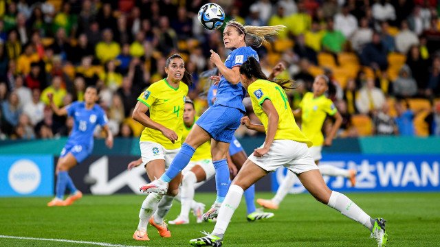 Brasil sofre com bola aérea francesa, é derrotado e mantém tabu histórico de 20 anos