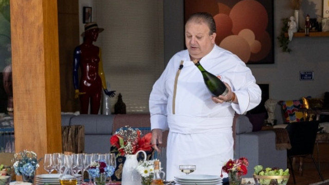 Erick Jacquin toma banho e ironiza que ‘amanhã ele escova os dentes’