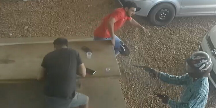 “Cobrador” leva 5 tiros após ameaçar homem que devia agiota; veja vídeo
