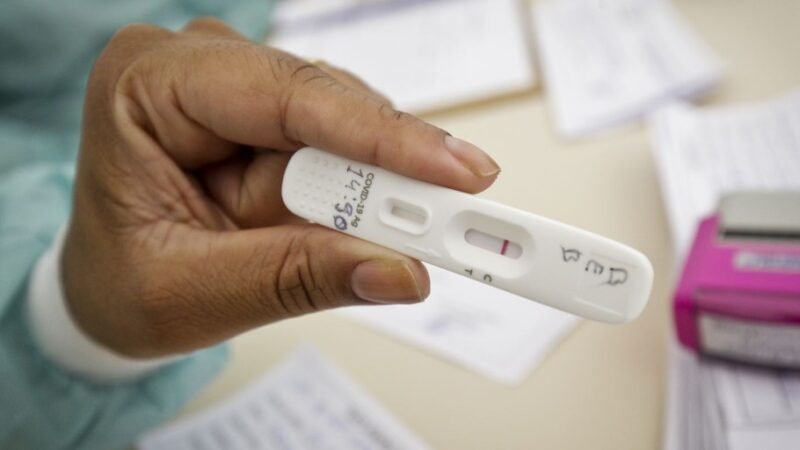 Positividade de testes de covid-19 subiu de 4% para 13%, diz UFRJ