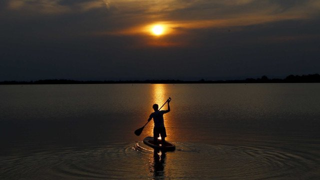 Surfistas são encontrados vivos boiando em pranchas após 36h desaparecidos