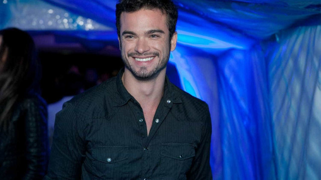 Sidney Sampaio cai de 1º andar de hotel e está internado em hospital no Rio
