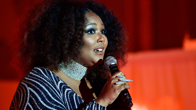 Lizzo, denunciada por assédio, contrata advogado de Johnny Depp e Bill Cosby