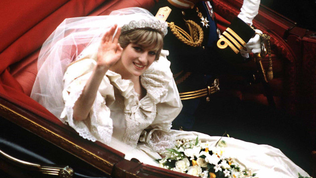 Estilista mostra desenho de vestido de noiva ‘secreto’ da princesa Diana