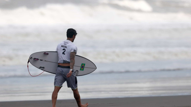 Medina perde final de Teahupoo para Robinson e está fora do Finals