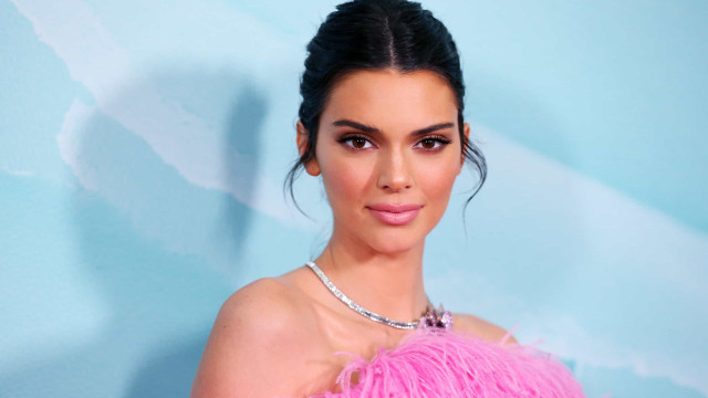 Kendall Jenner assume namoro com Bad Bunny e troca beijos com cantor durante show