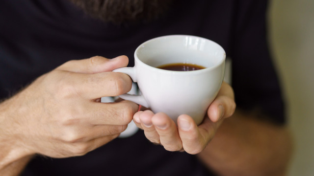 Homem entra em loja e pede café antes de anunciar assalto