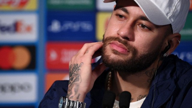 Neymar tem duas lesões na coxa direita e pode desfalcar a seleção, diz jornal