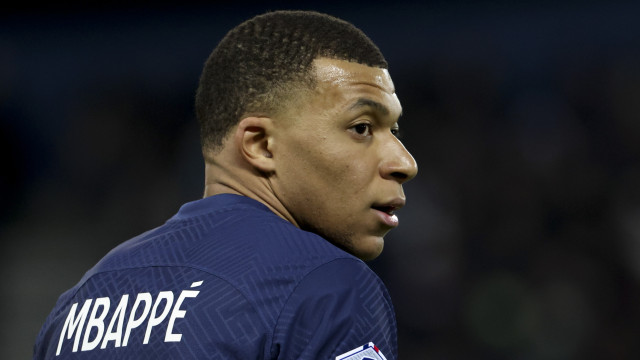 PSG culpa diretor por ‘novela Mbappé’ e estuda demissão, aponta jornal