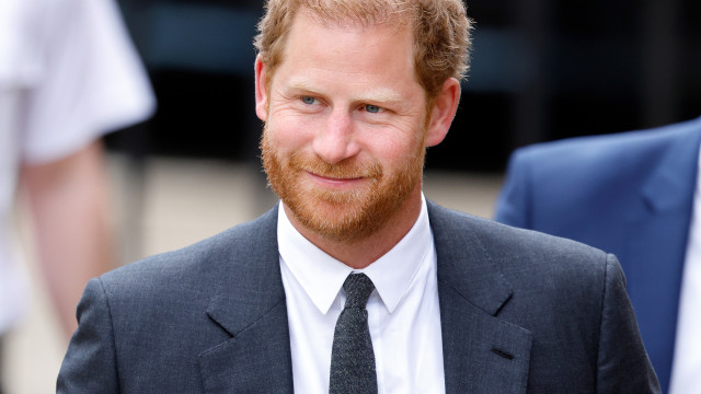 Príncipe Harry ignora a família em viagem ao  Reino Unido
