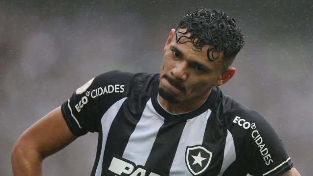 Botafogo supera frango do goleiro, vira sobre o Inter e abre 16 de vantagem