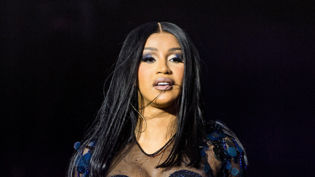 Microfone que Cardi B jogou em fã é leiloado e já recebe lance de mais de R$ 145 mil