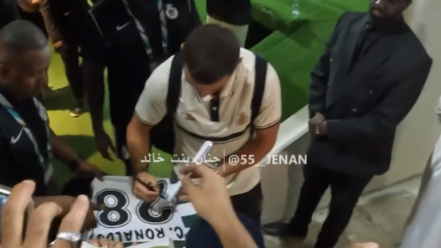 A reação de Cristiano Ronaldo ao ver camisa do Sporting com o seu nome