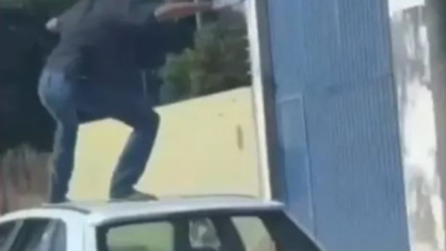 Condutor é flagrado ‘surfando’ em teto de carro em andamento