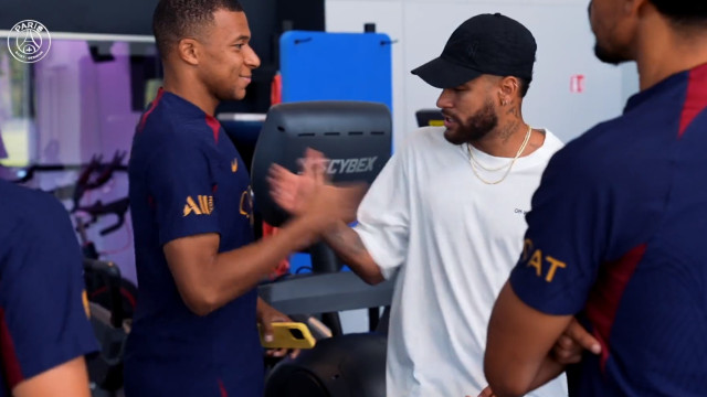 PSG revela imagens da despedida de Neymar (com cumprimento a Mbappé)