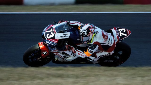 Piloto japonês morre após cair e ser atropelado em corrida de motos