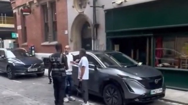 Guardiola para agente que o multou: "Quer uma foto? Tem que pagar"