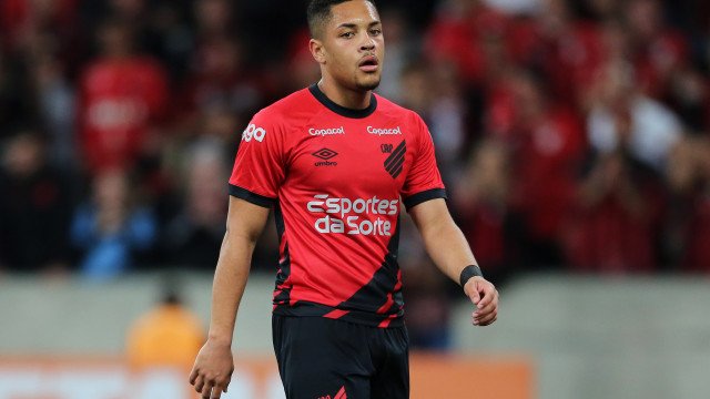 Athletico e Goiás empatam em jogo com golaço de Vitor Roque no Brasileirão