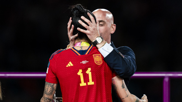 Fifa suspende Luis Rubiales por 90 dias enquanto investiga beijo forçado em Jenni Hermoso