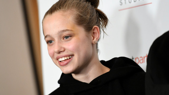Filha de Angelina Jolie aparece com novo visual: cabelo rosa!
