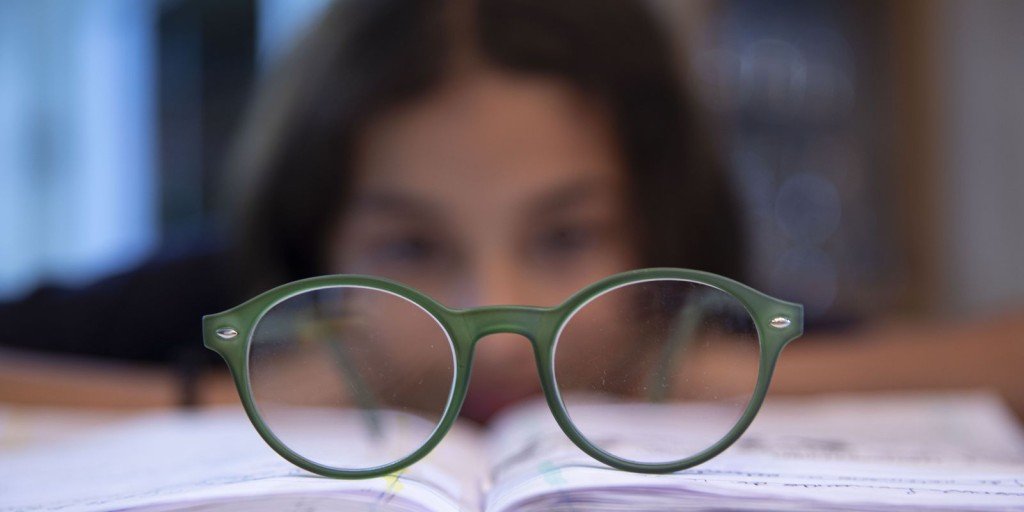 Tempo excessivo e pouca distância de telas contribuem para miopia