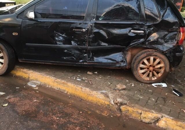 Guaranta: Carro de vendedora de lanches é destruído após colisão violenta