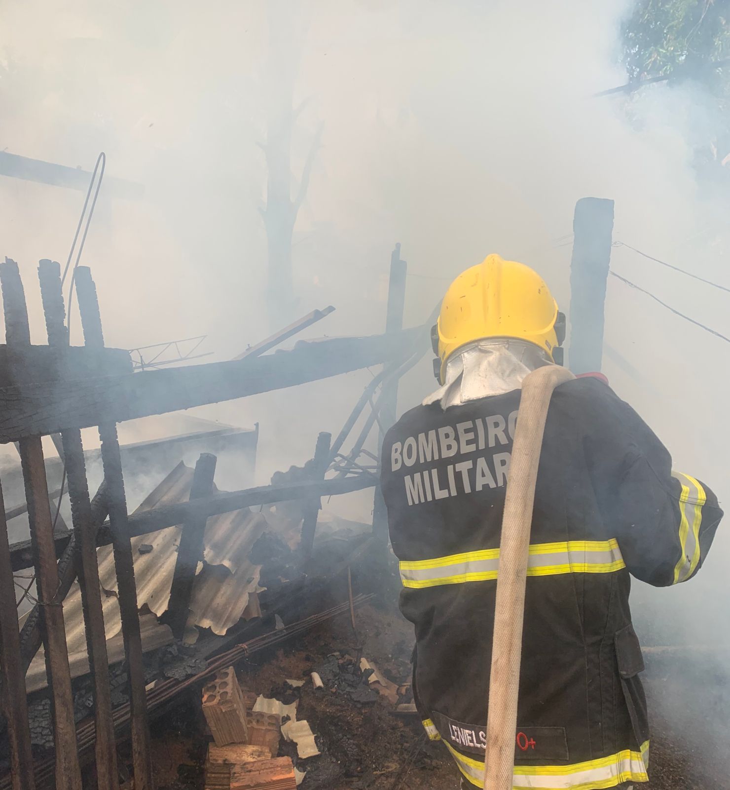 Guarantã: Armazém de lenhas pega fogo e chamas são controladas pelo Corpo de Bombeiros